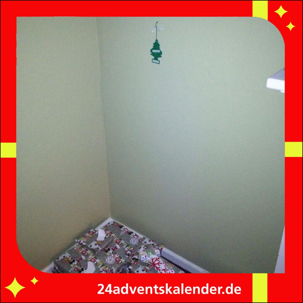 Idee für eine witzige Tanne zu Weihnachten, die für Lacher sorgt.