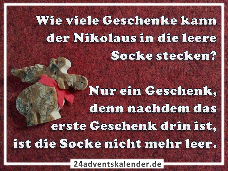 Scherz über den Nikolaus mit einem Geschenk im Socken am Kamin.